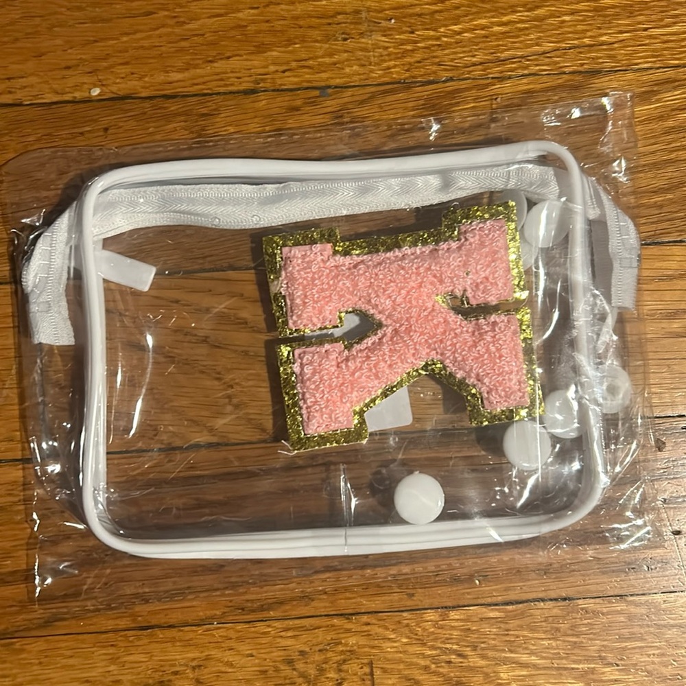 New phone holder for beach bags including clips for Bogg Bags